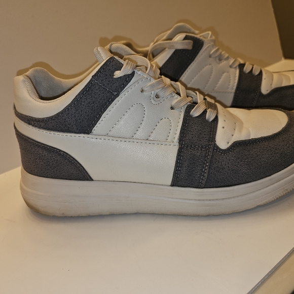 Axel Arigato White and Gray Sneakers - Picture 14 of 16